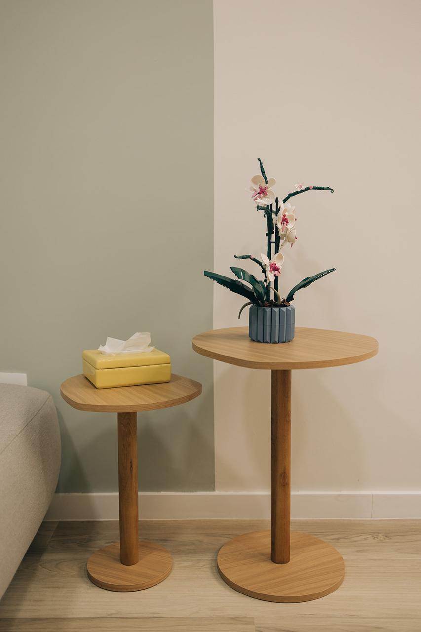 Detalhes das mesas e da decoração do consultório