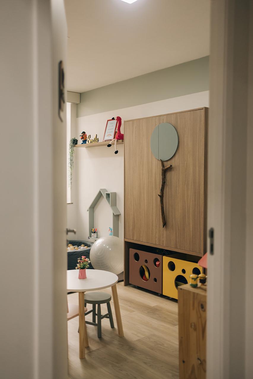 Vista da sala infantil pela entrada do consultório