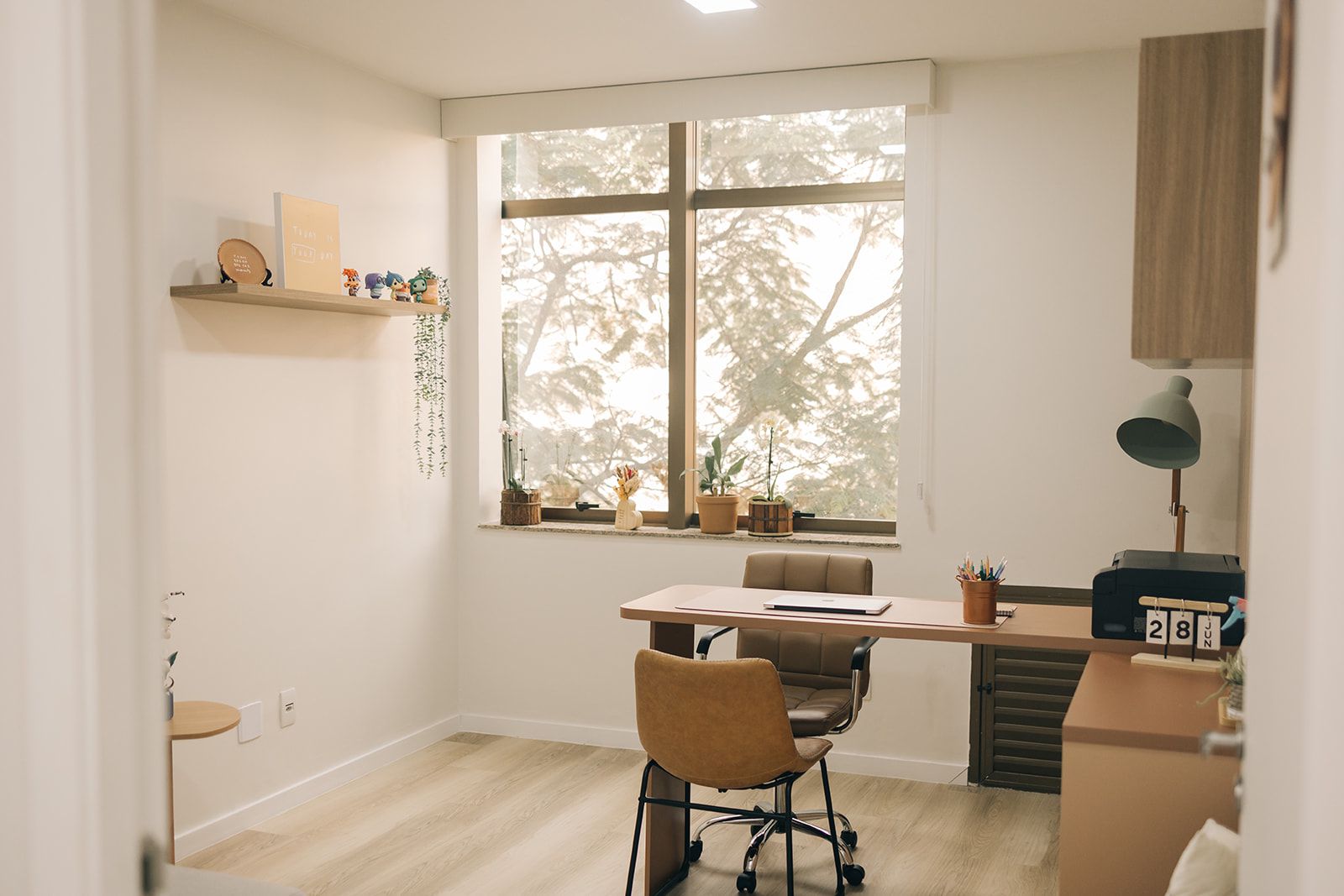 Consultório acolhedor do Espaço Humma, iluminado por luz natural